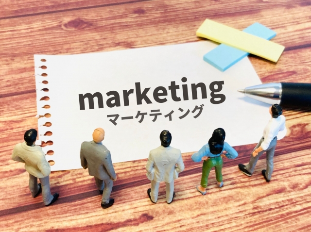 紙にマーケティングと書いてある写真