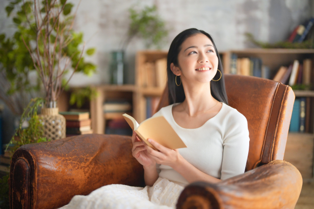 読書をしている女性の写真