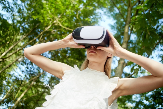 VRゴーグルをのぞいている女性の写真