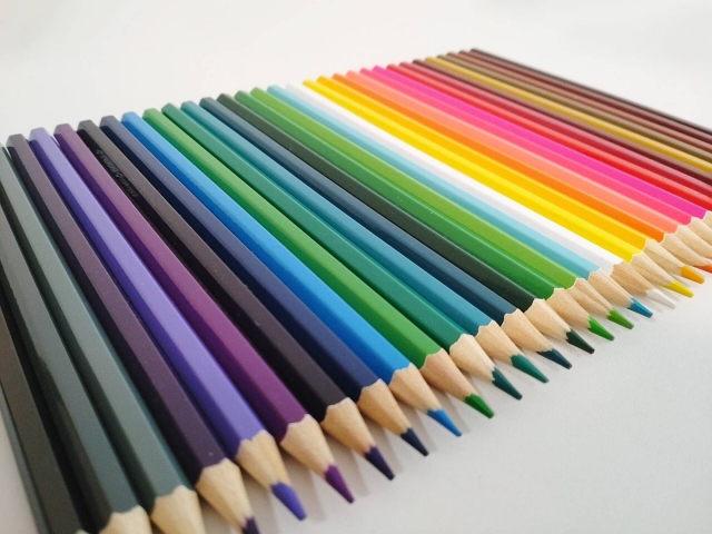 たくさんの種類の色鉛筆の写真