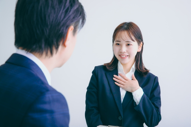 就職活動で面接を受けている人の写真