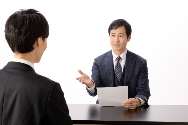 1対1で面接をしている写真