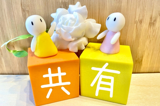 共有と描いてあるキューブの上に人形が乗っている写真