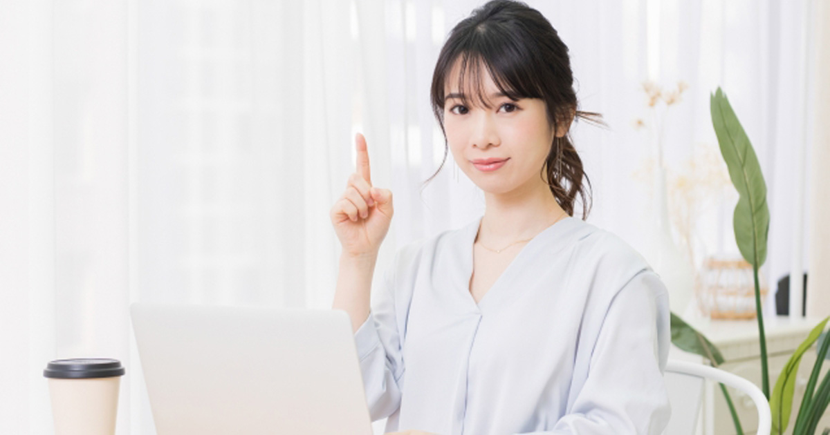 独学でグラフィックデザインを学んでいる女の人の写真